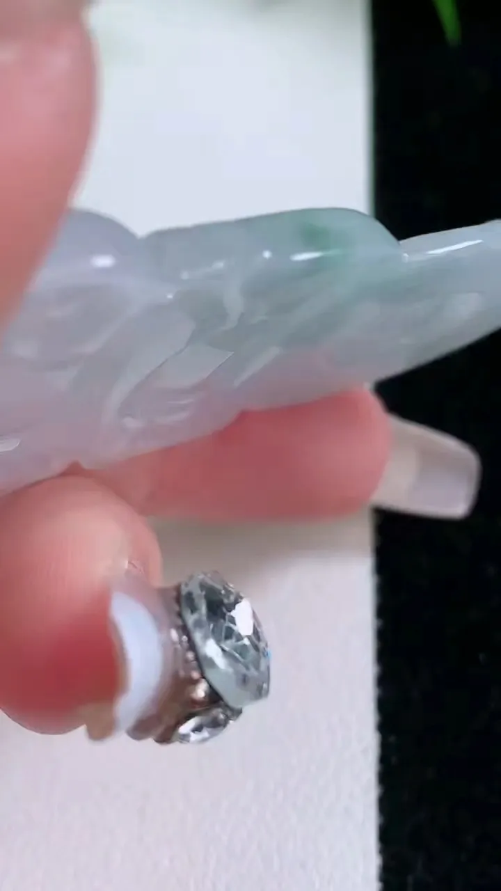 天然A货翡翠观音菩萨吊坠，尺寸58.5-35.2-5.2，重量:18.33g
1月26日