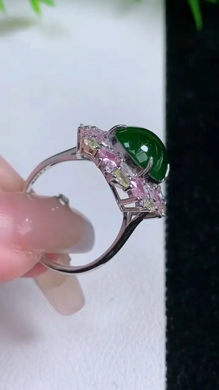 天然A货翡翠蛋面戒指，尺寸12.7-11-8.3，重量:4.62g2026年1月26日
工厂直销收藏佳品,种好水足，色泽均匀，有种有色，上手高大气！