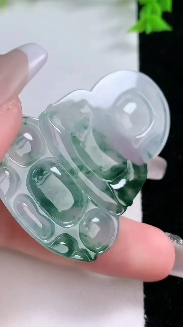 天然A货翡翠种飘花观音菩萨吊坠，尺寸53.6-36.4-5，重量:18.70g
1月26日