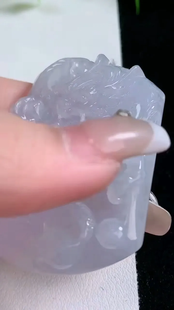 天然A货翡翠紫罗兰龙牌吊坠，尺寸56.4-44.7-7.4，重量:39.02g
1月26日