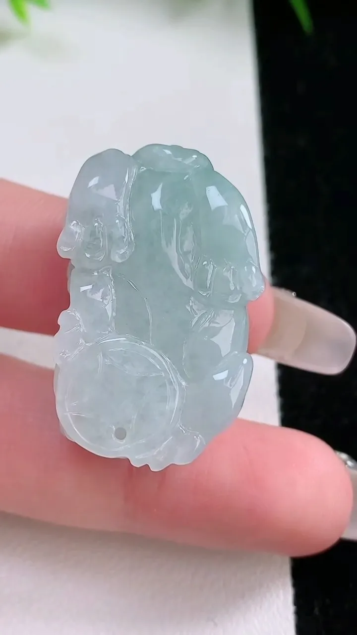 天然A货翡翠霸王貔貅吊坠，尺寸31.7-19.3-12.3，重量:16.77g
1月26日