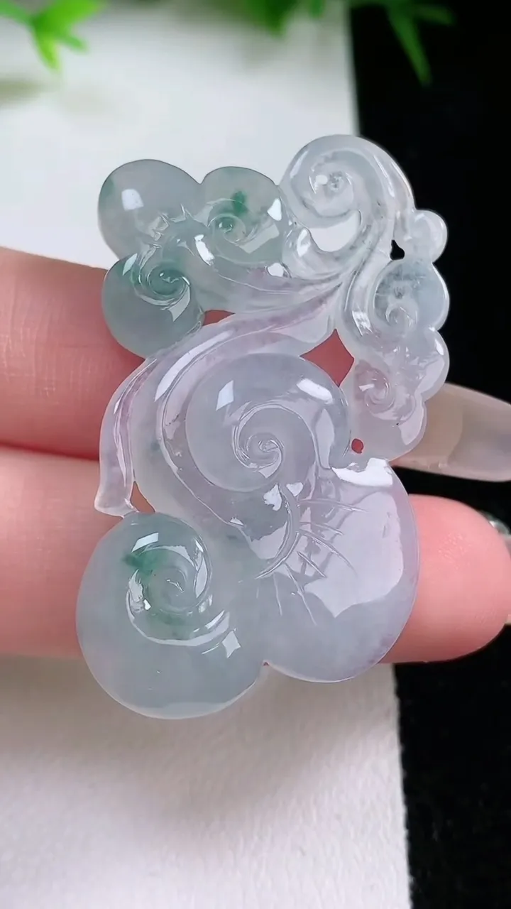 天然A货翡翠飘花如意吊坠，尺寸45.5-24.6-4.8，重量:9.66g
1月26日