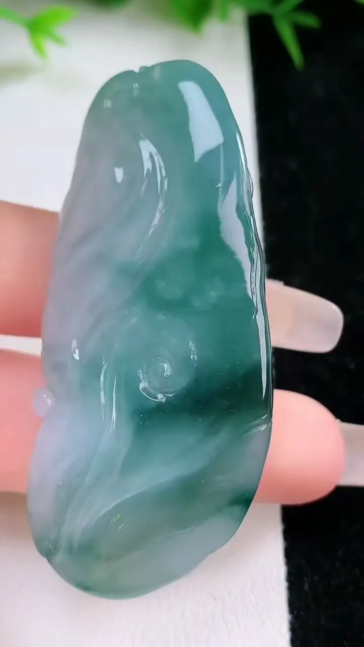 天然A货翡翠飘花龙牌吊坠，尺寸59-25.2-11.8，重量:30.54g
1月26日