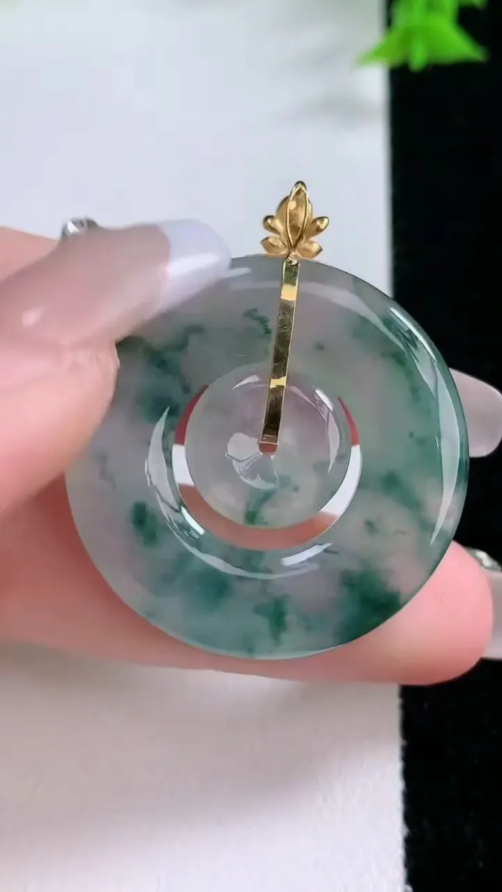 天然A货翡翠种飘花母子平安扣吊坠，尺寸32.3-3.6，重量:8.88g
1月26日