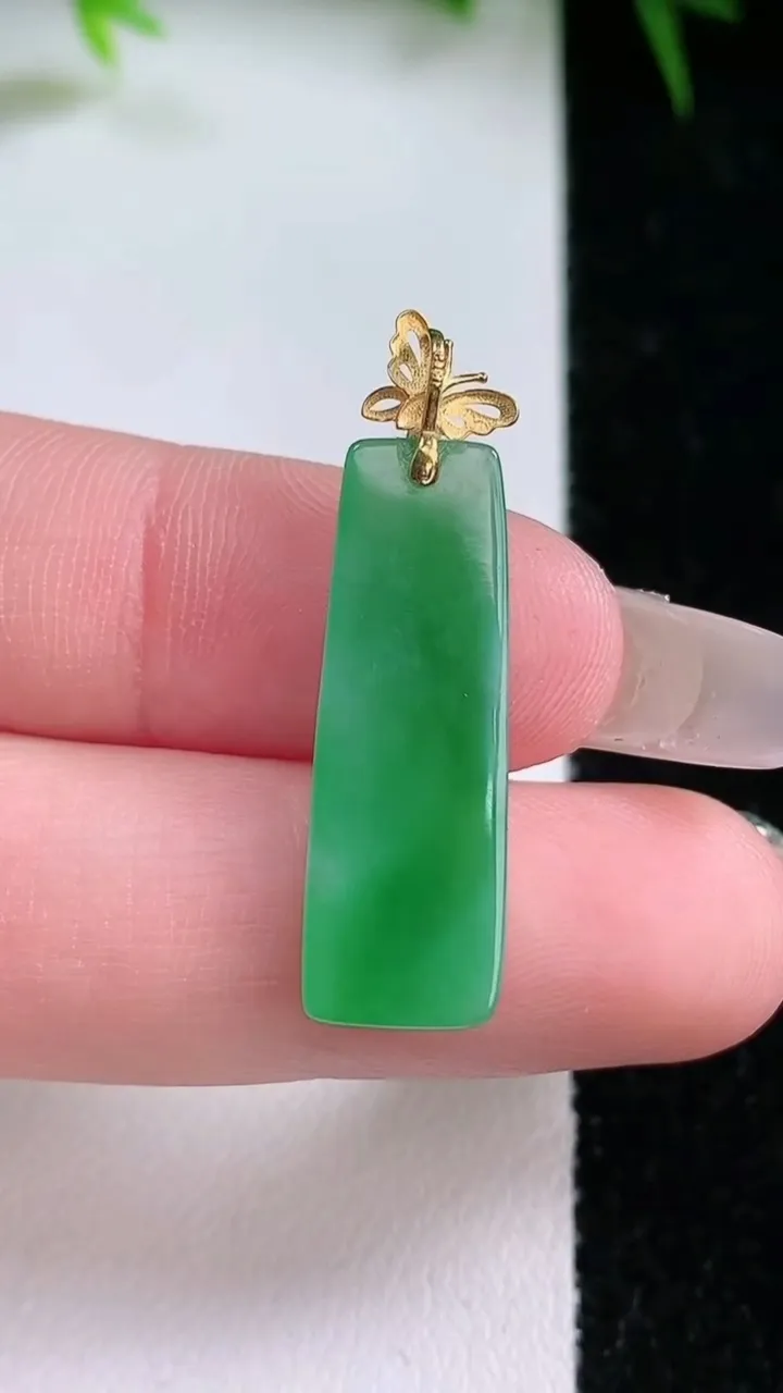 天然A货翡翠节节高升 竹节吊坠，尺寸25.4-9-2.9，重量:1.59g
1月26日