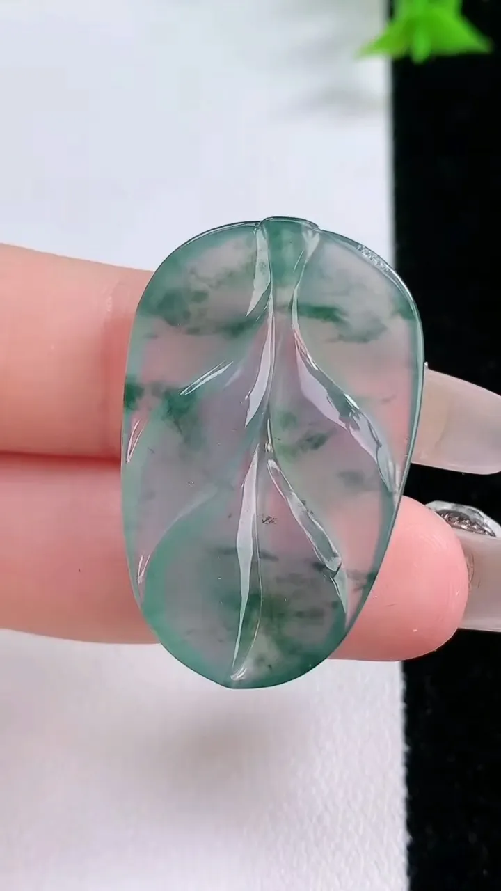 天然A货翡翠冰种飘花金枝玉叶 叶子吊坠，尺寸34-21.4-3.4，重量:4.68g
1月26日