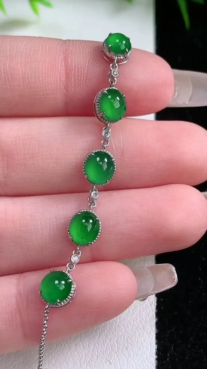 天然A货翡翠蛋面手链，尺寸6-3.7，重量:3.00g
1月26日