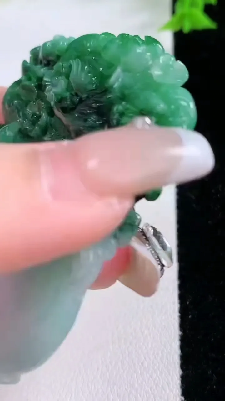 天然A货翡翠花瓶吊坠，尺寸62-43.8-7.7，重量:34.12g
1月27日