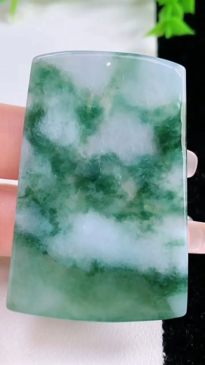 天然A货翡翠山水大势至菩萨吊坠，尺寸56-37.4-4.6，重量:25.49g
1月26日