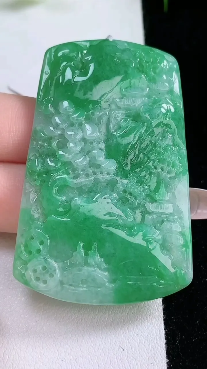 天然A货翡翠山水牌吊坠，尺寸58.6-37.2-5.2，重量:26.62g
1月26日