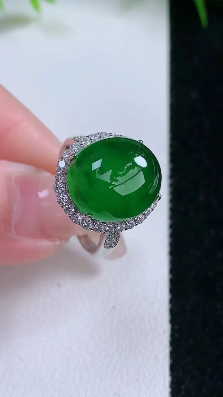 天然A货翡翠蛋面戒指，尺寸13.5-11.7-9.6，重量:4.97g2026年1月26日
工厂直销