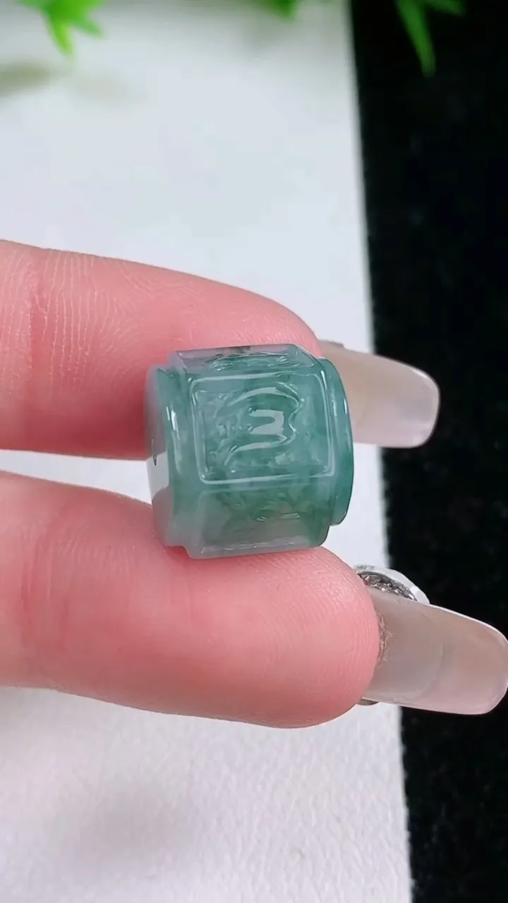 天然A货翡翠飘花六字真言 路路通吊坠，尺寸13-12.7，重量:6.12g
1月26日