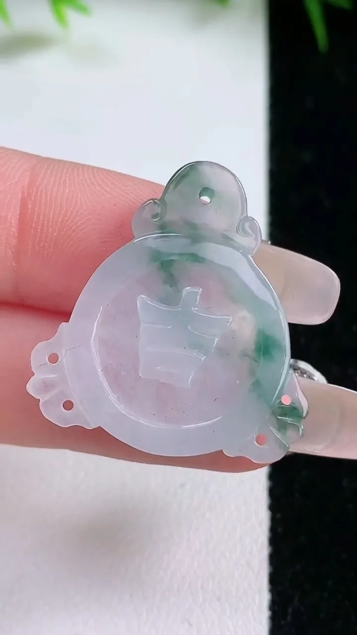 天然A货翡翠飘花吉祥如意吊坠，尺寸28-26.5-3.5，重量:3.90g
1月26日