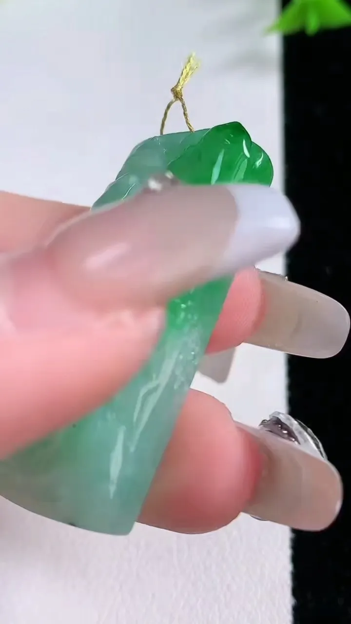 天然A货翡翠山水牌吊坠，尺寸40.5-17.5-7，重量:14.11g
1月26日