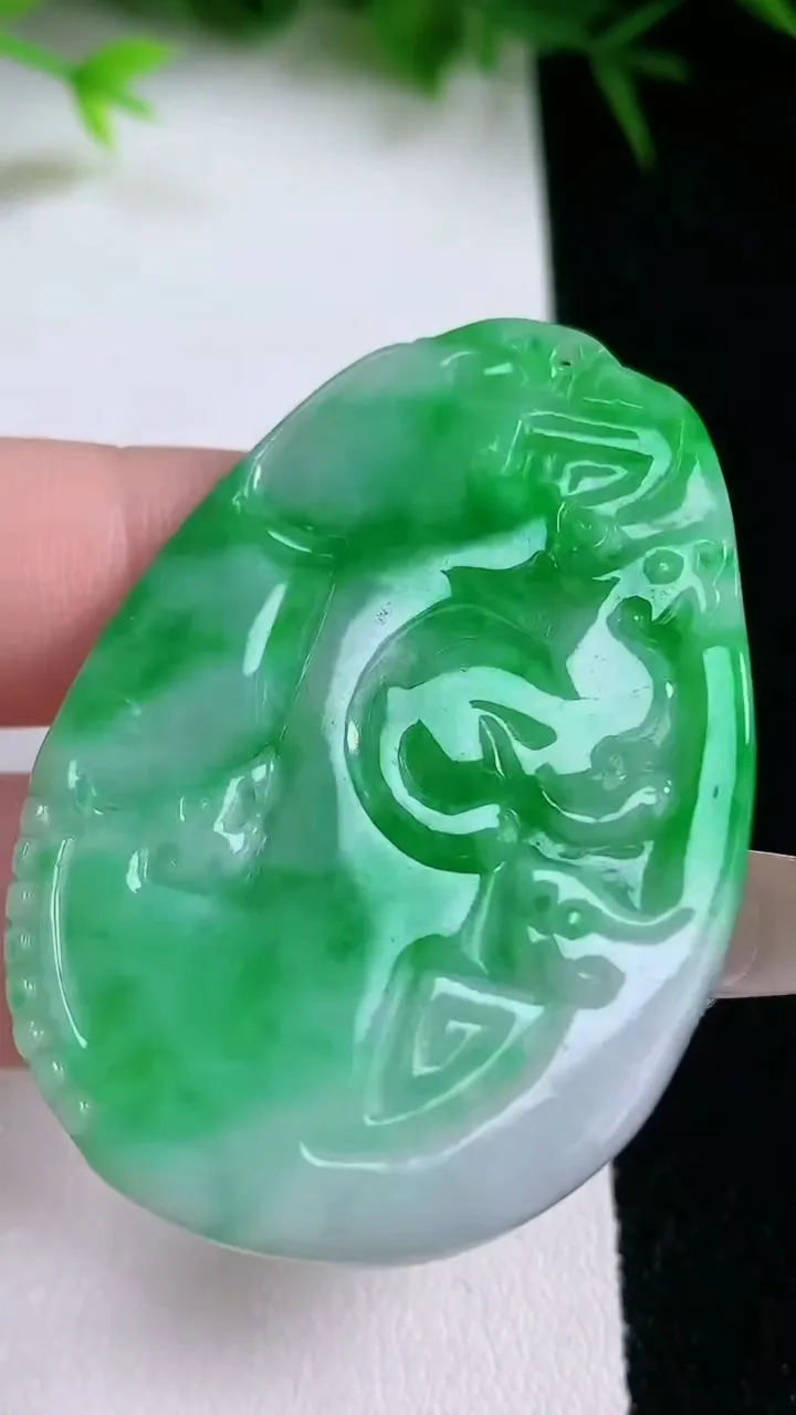 天然A货翡翠复古龙牌吊坠，尺寸50-35-3.5，重量:14.31g
1月26日