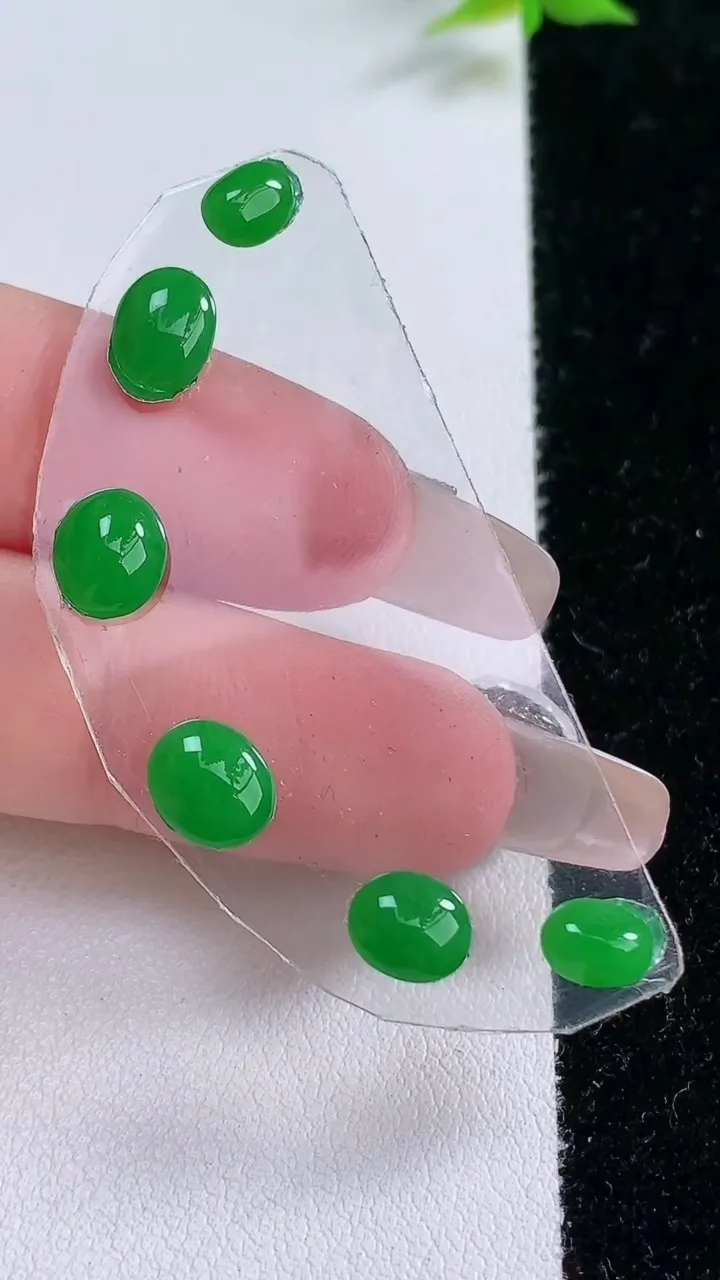 天然A货翡翠蛋面镶嵌件一手，尺寸7.6-6.6-3，重:1.89g
1月26日