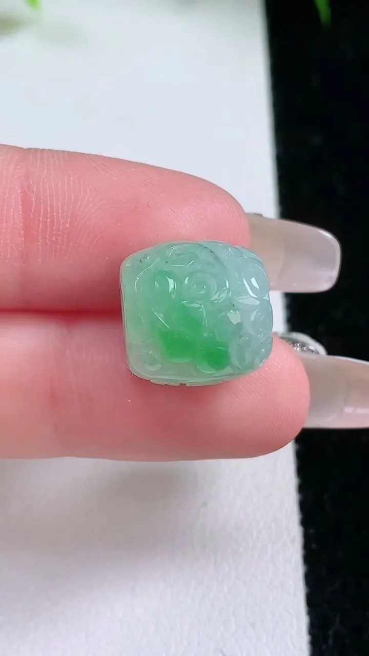 天然A货翡翠雕花路路通吊坠，尺寸12.7-13.3，重量:4.33g
1月26日