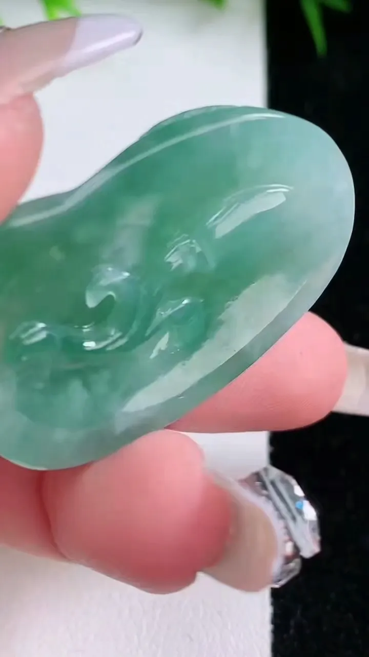 天然A货翡翠年年有余吊坠，尺寸39.6-25.2-6.8，重量:14.22g
1月26日