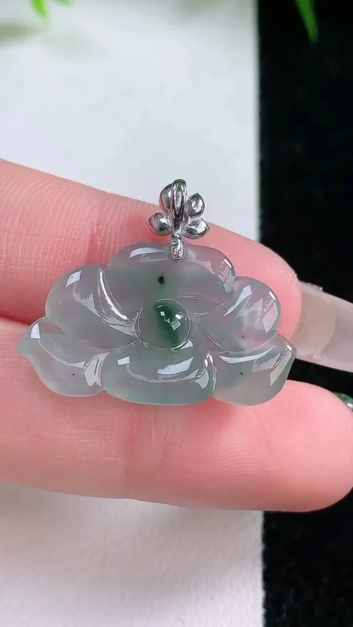 天然A货翡翠18K金飘花和和美美 荷花吊坠，尺寸15.8-26.3-4，重量:2.98g
1月26日
