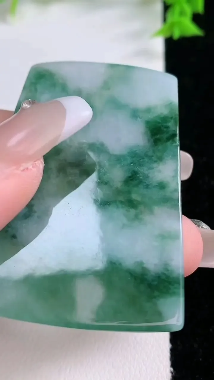 天然A货翡翠山水大势至菩萨吊坠，尺寸56-37.4-4.6，重量:25.49g
1月26日