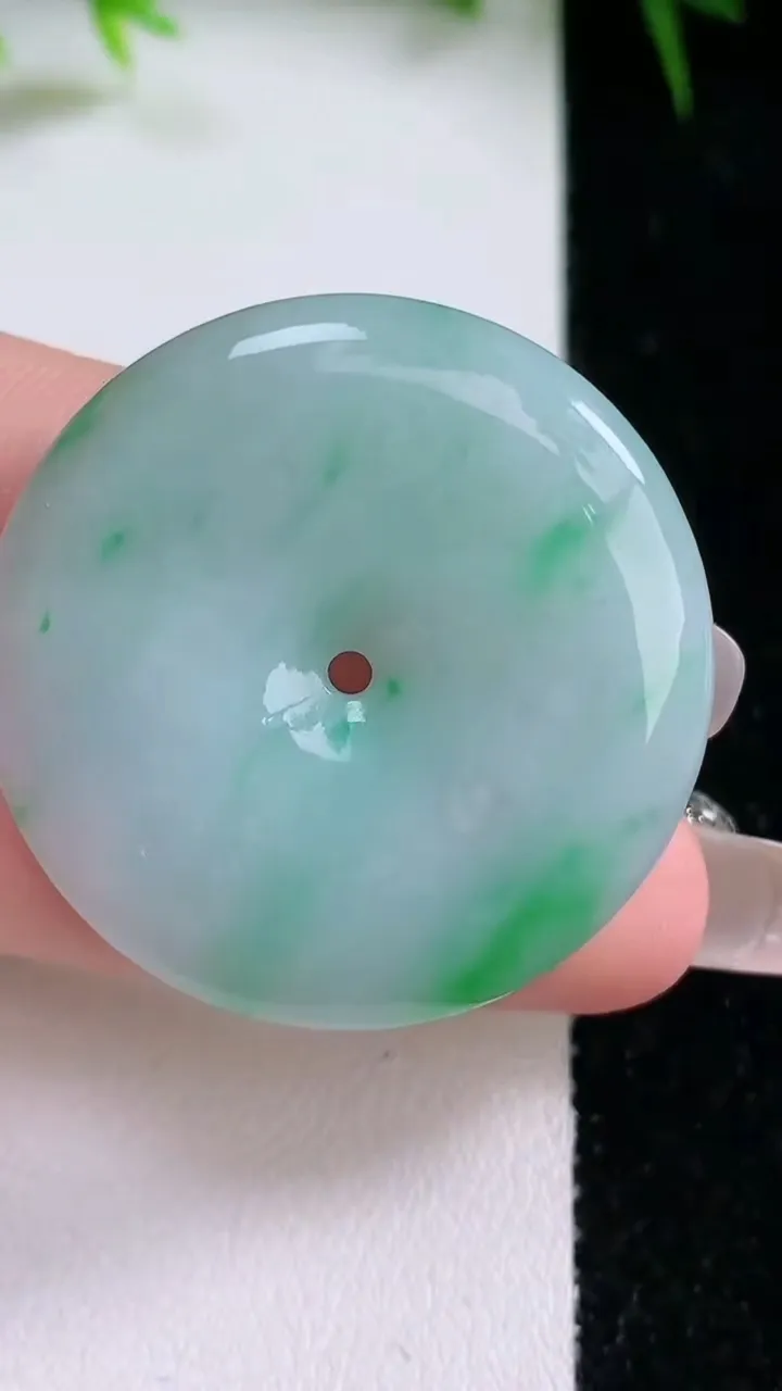 天然A货翡翠平安扣吊坠，尺寸35.5-5.7，重量:16.25g
1月26日