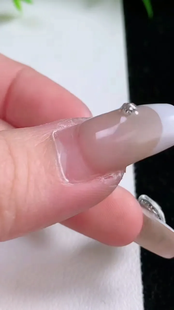 天然A货翡翠六字真言 路路通吊坠，尺寸12.5-12.3，重量:5.17g
1月26日