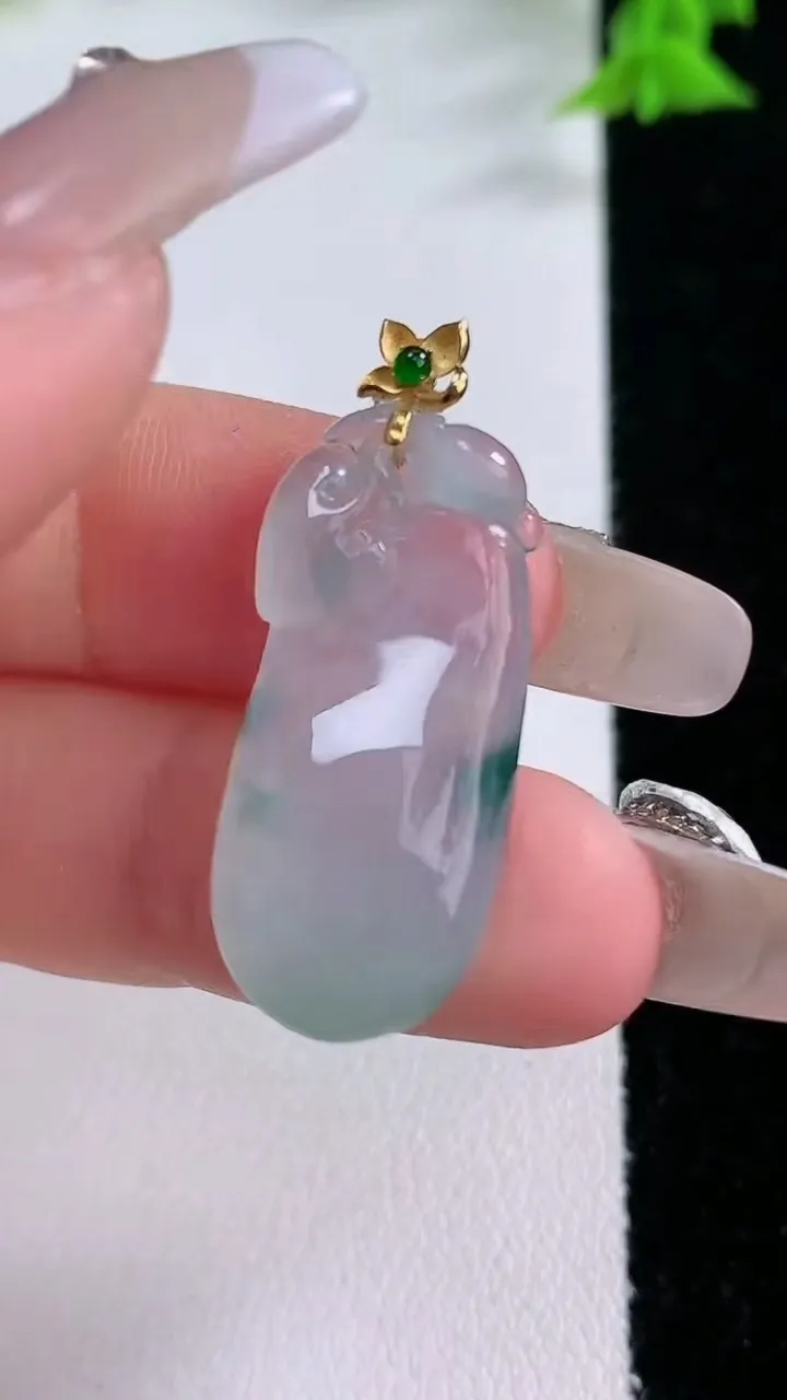 天然A货翡翠种飘花福瓜吊坠，尺寸27.3-12.7-5.4，重量:4.82g
1月26日