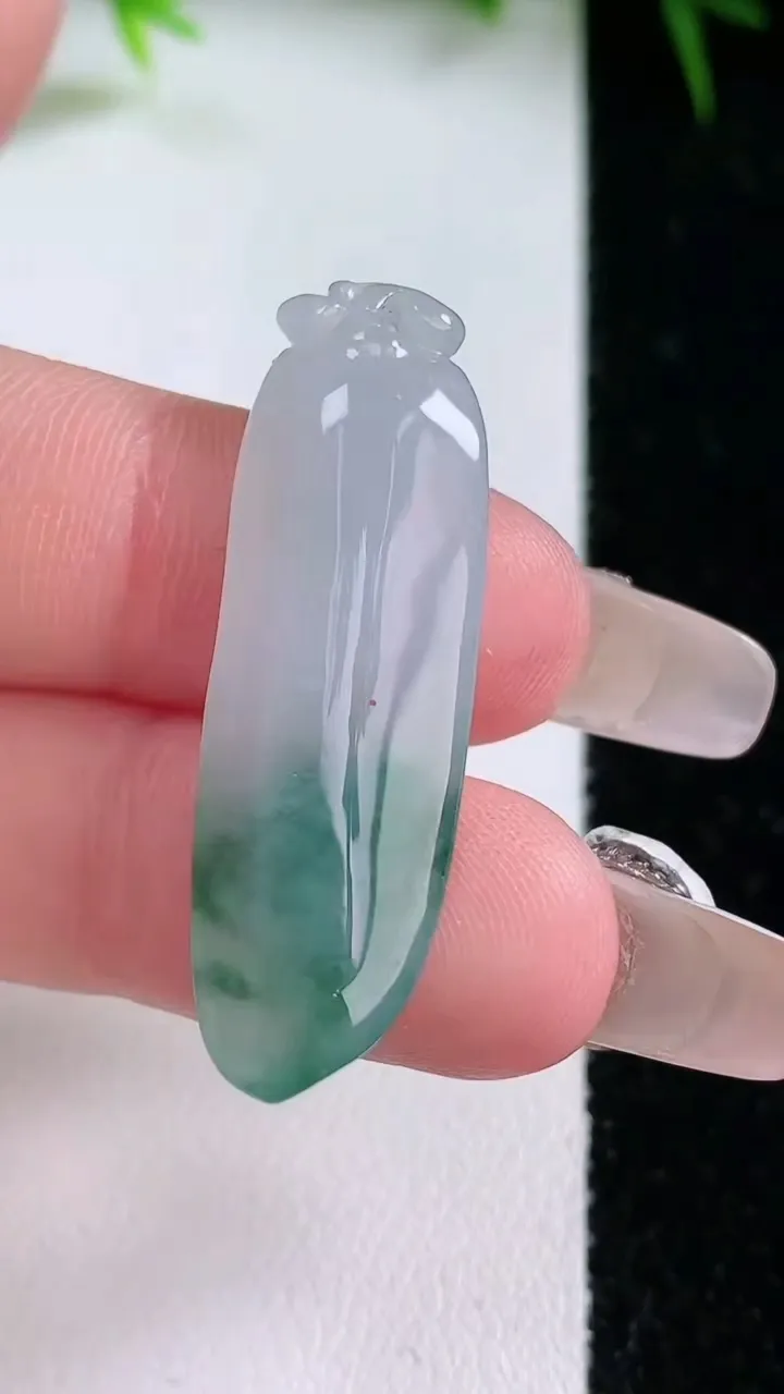 天然A货翡翠飘花福瓜吊坠，尺寸36.8-11.5-5.4，重量:5.00g
1月26日