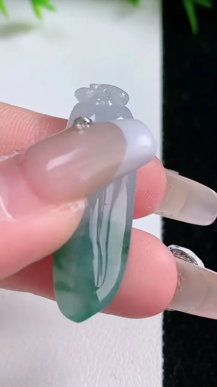 天然A货翡翠飘花福瓜吊坠，尺寸36.8-11.5-5.4，重量:5.00g
1月26日