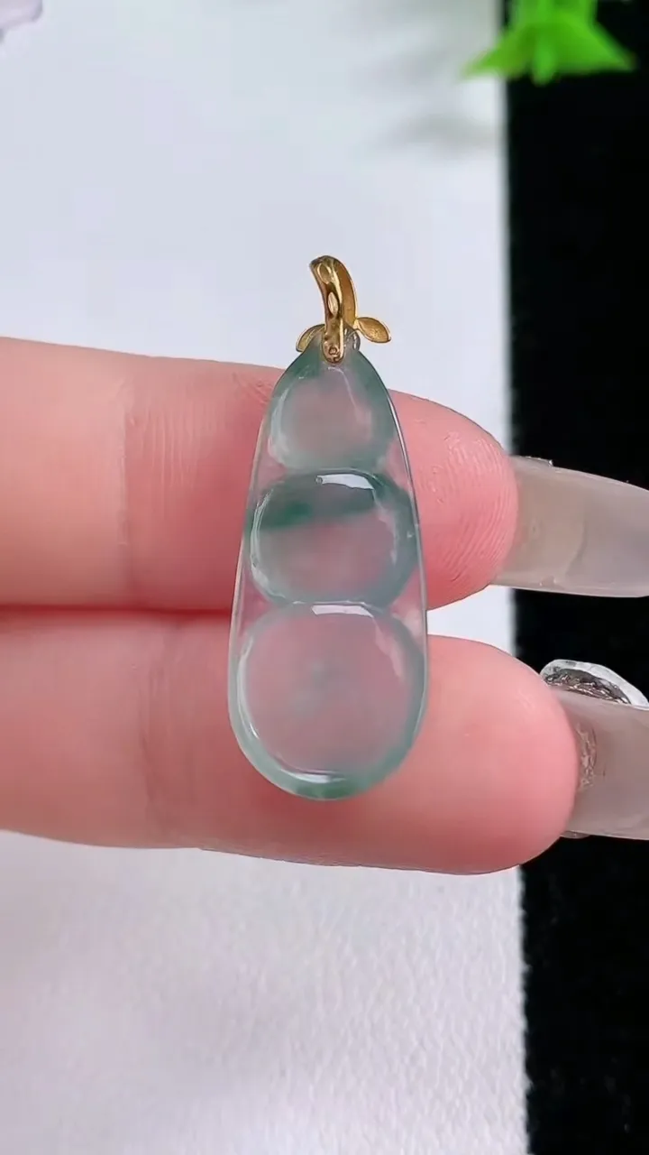 天然A货翡翠种飘花福豆吊坠，尺寸24-11-2.9，重量:1.63g
1月26日