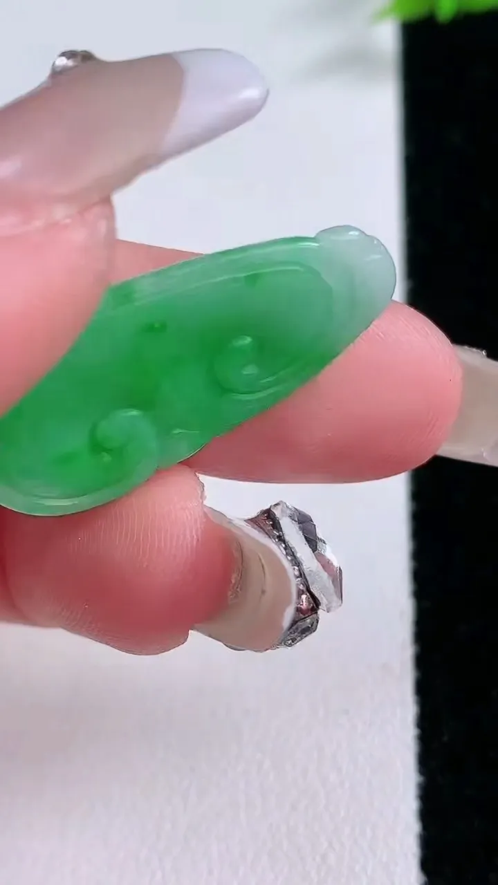 天然A货翡翠如意吊坠，尺寸28.8-14-3.5，重量:3.25g
1月26日