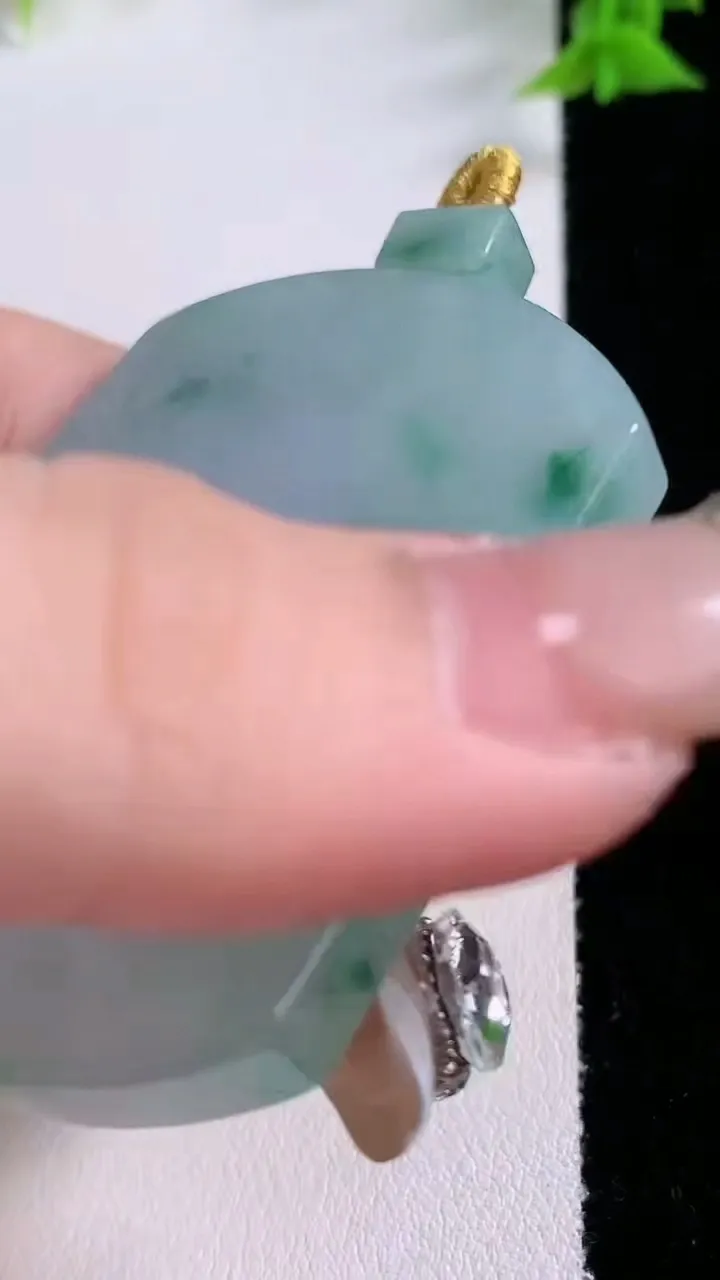 天然A货翡翠飘花无事牌吊坠，尺寸54.3-41.2-6.4，重量:43.77g
1月26日