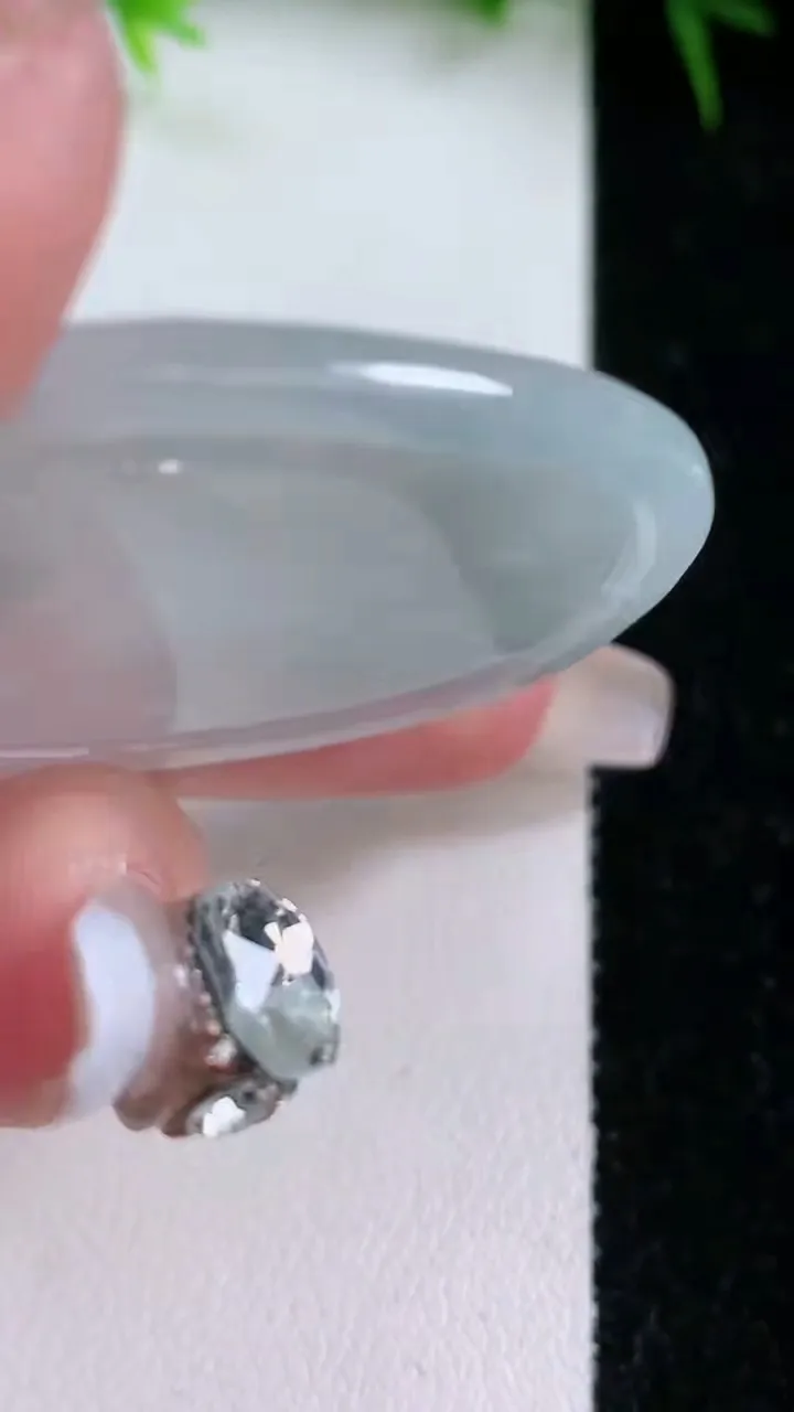 天然A货翡翠飘花生肖马吊坠，尺寸41-35-4.8，重量:13.12g
1月26日