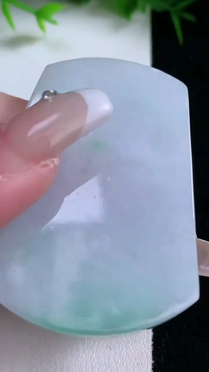 天然A货翡翠无事牌镶嵌件，尺寸55.8-41.7-6.2，重量:39.48g
1月26日