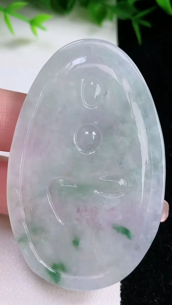 天然A货翡翠飘花大势至菩萨吊坠，尺寸64.7-40-5，重量:25.58g
1月26日