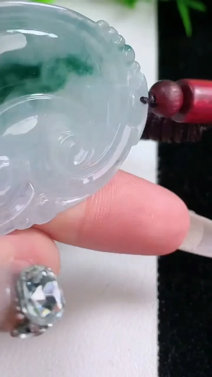 天然A货翡翠飘花如意吊坠，尺寸48.7-33.7-5.8，重量:20.44g
1月26日