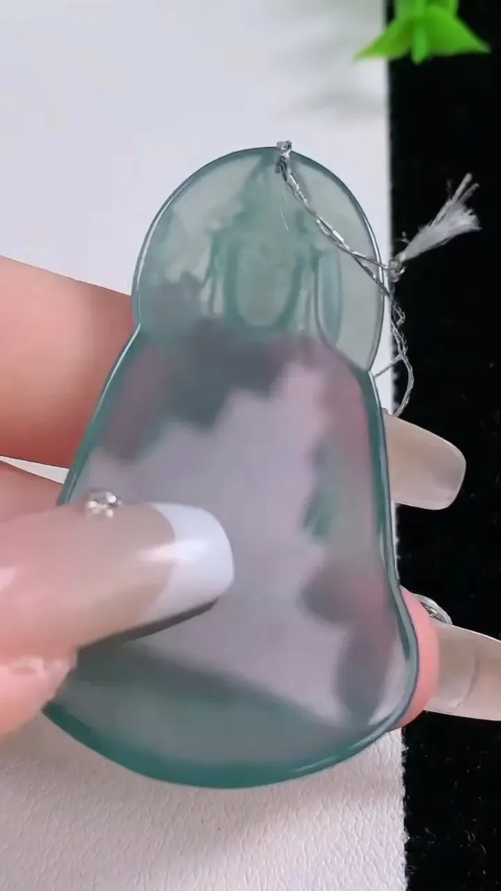 天然A货翡翠蓝水大势至菩萨吊坠，尺寸52-31.8-4，重量:13.37g
1月26日