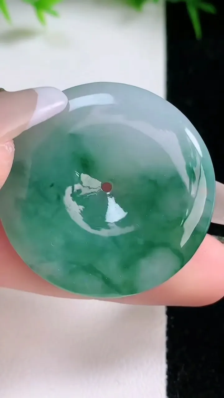 天然A货翡翠飘花平安扣吊坠，尺寸35.7-5.1，重量:15.20g
1月26日