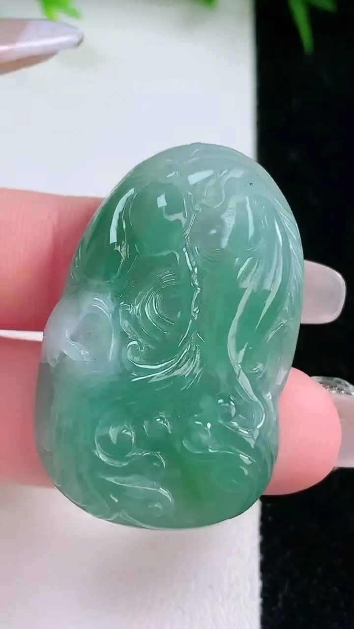 天然A货翡翠年年有余吊坠，尺寸39.6-25.2-6.8，重量:14.22g
1月26日