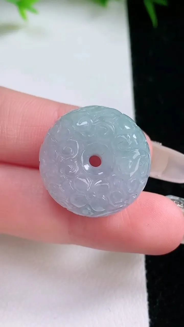 天然A货翡翠紫罗兰雕花路路通吊坠，尺寸22-12.5，重量:12.23g
1月26日