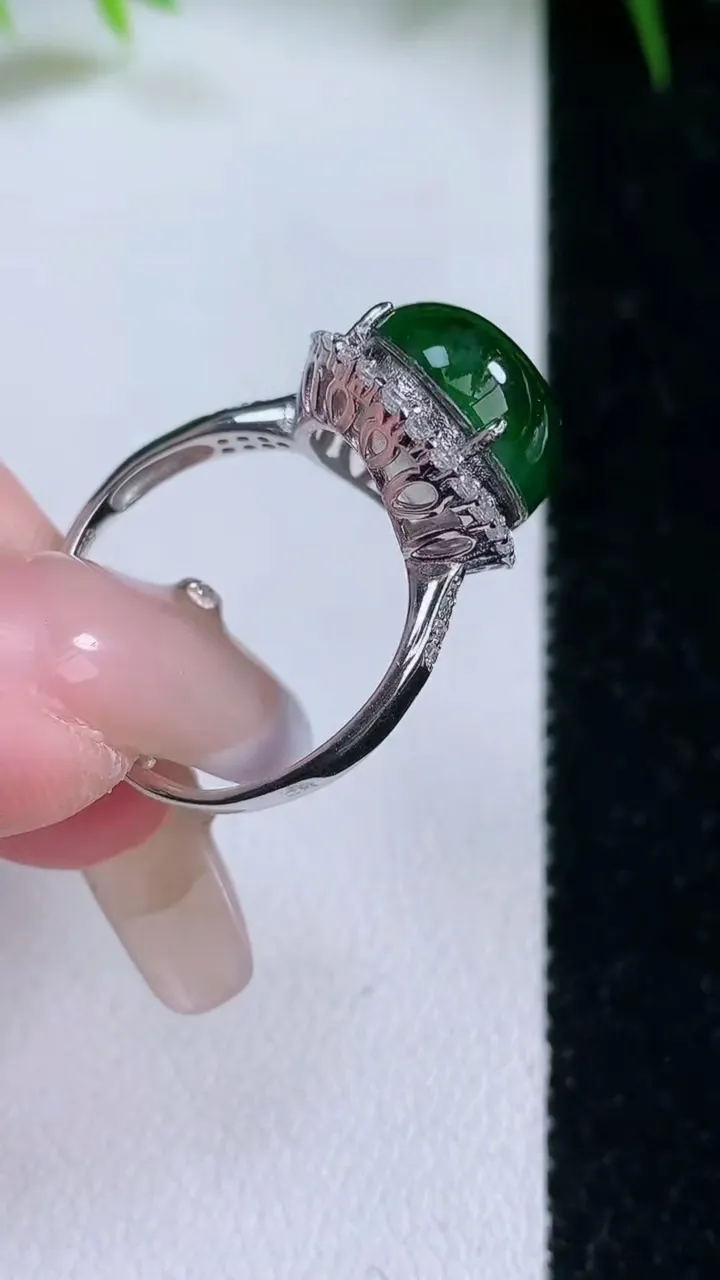 天然A货翡翠蛋面戒指，尺寸13.5-11.7-9.6，重量:4.97g2026年1月26日
工厂直销收藏佳品,种好水足，色泽均匀，有种有色，上手高大气！