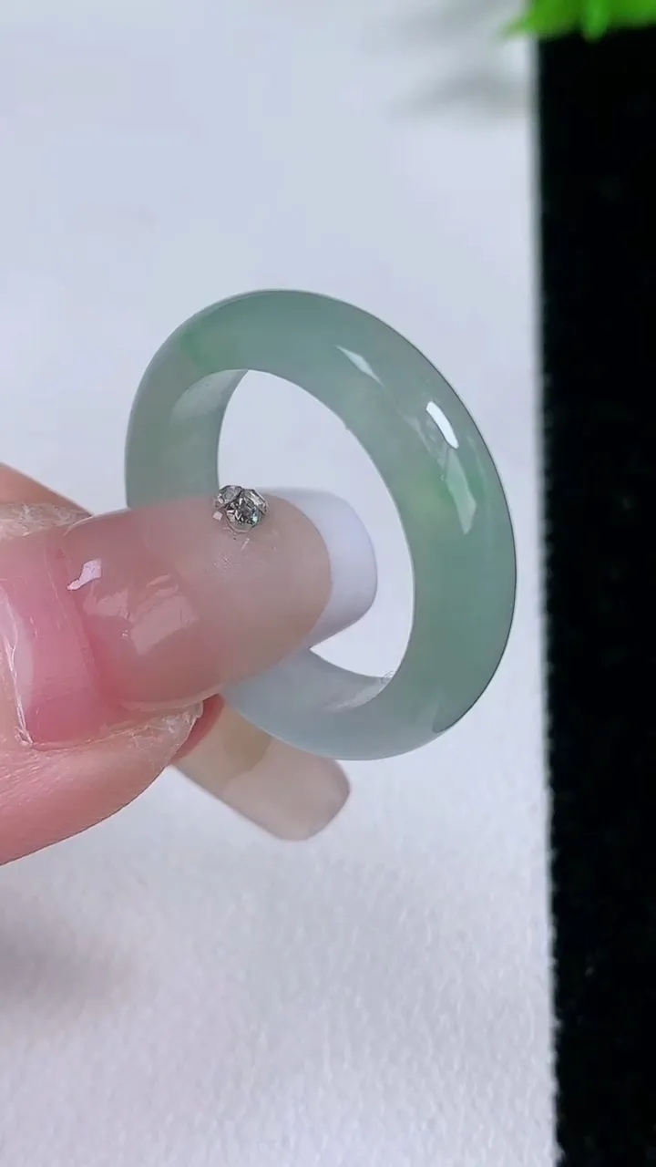 天然A货翡翠指环戒指，尺寸18.4-5-2.8，重量:3.65g2026年1月26日
工厂直销收藏佳