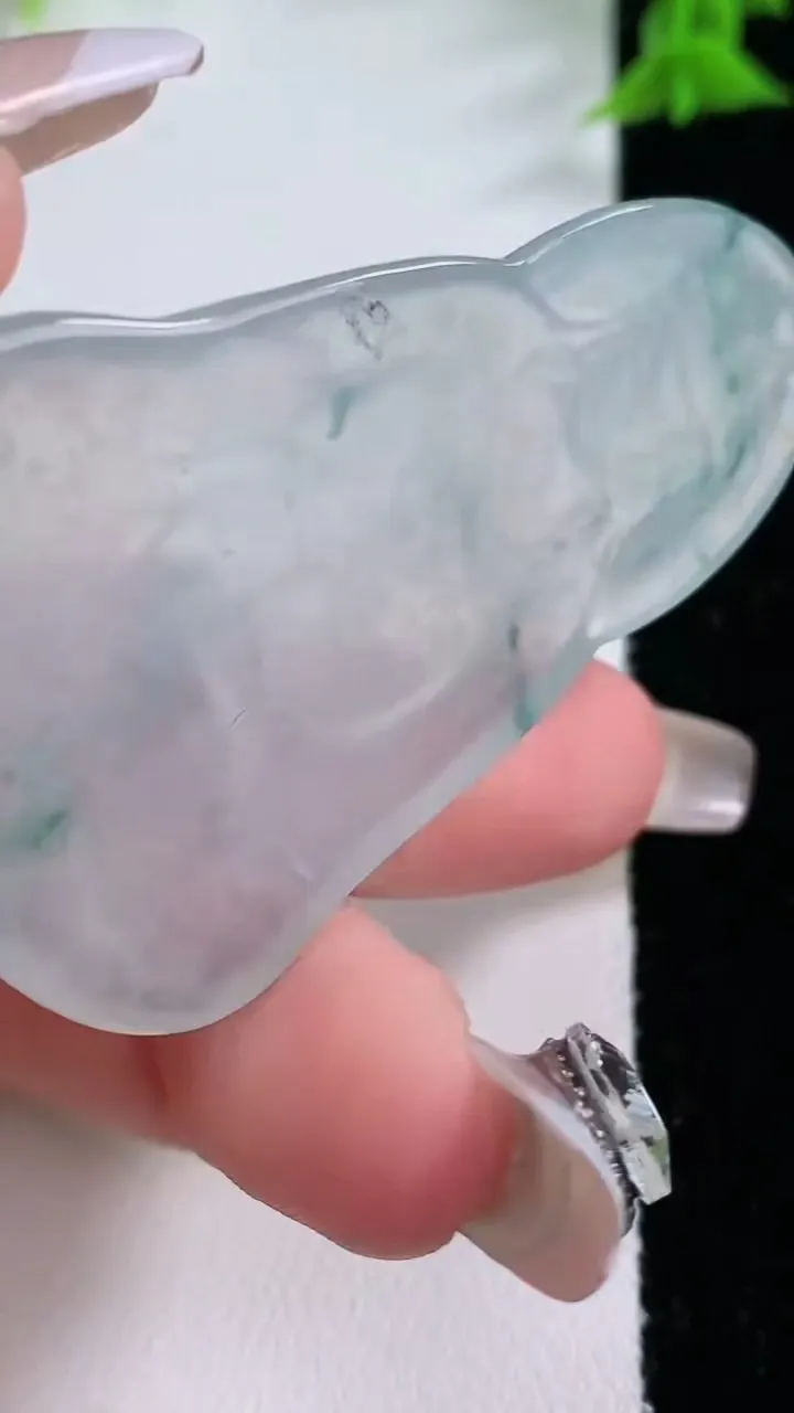 天然A货翡翠种飘花观音菩萨吊坠，尺寸55.7-34-5.3，重量:21.43g
1月26日