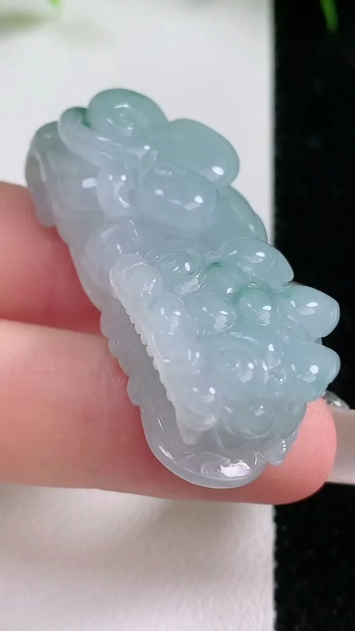 天然A货翡翠飘花霸王貔貅吊坠，尺寸44-27-12.7，重量:25.04g
1月26日