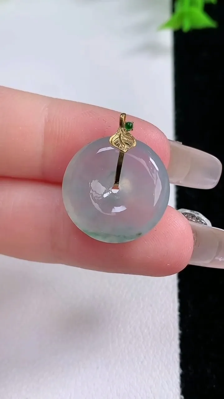 天然A货翡翠种飘花平安扣吊坠，尺寸18-4.8，重量:3.24g
1月26日