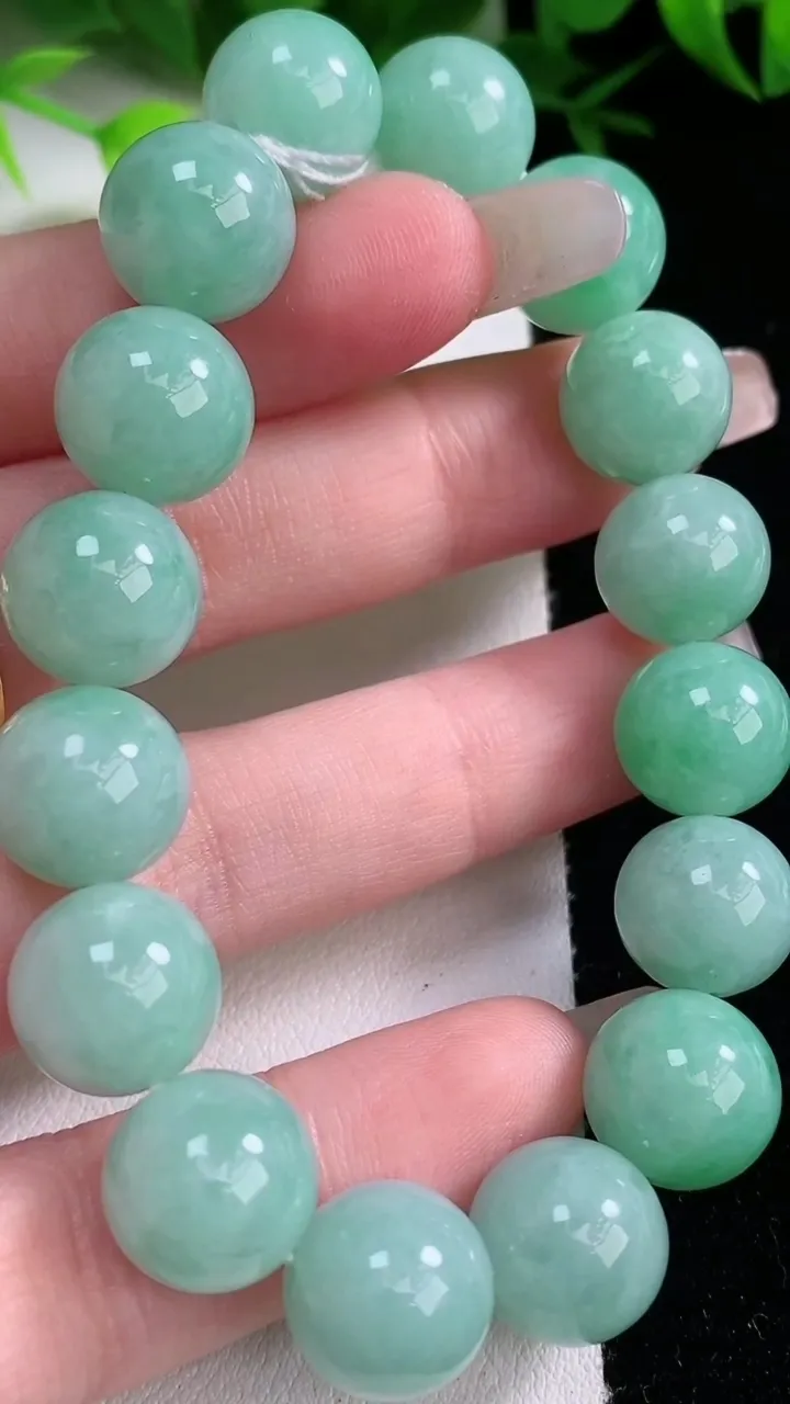 天然A货翡翠圆珠手串，尺寸11.8-16颗，重量:47.55g1月26日
工厂直销收藏佳品,种好水足，色泽均匀，有种有色，上手高大气！