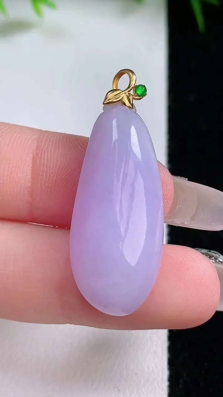 天然A货翡翠18K金紫罗兰福瓜吊坠，尺寸30.6-14-6.4，重量:5.10g
1月26日