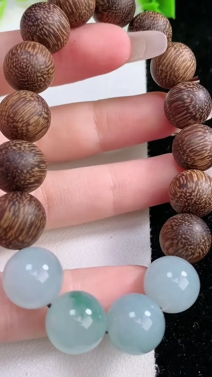 天然A货翡翠飘花圆珠手串，尺寸12.2，重:25.21g1月26日
工厂直销收藏佳品,种好水足，色泽均匀，有种有色，上手高大气！