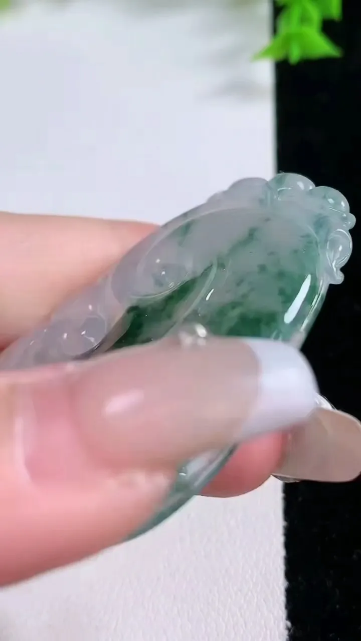 天然A货翡翠种飘花如意吊坠，尺寸52.6-36.4-5.5，重量:20.00g
1月26日