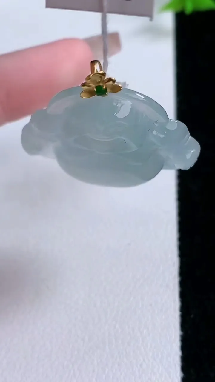 天然A货翡翠种白冰佛公吊坠，尺寸27.3-32-6.6，重量:8.27g
1月26日